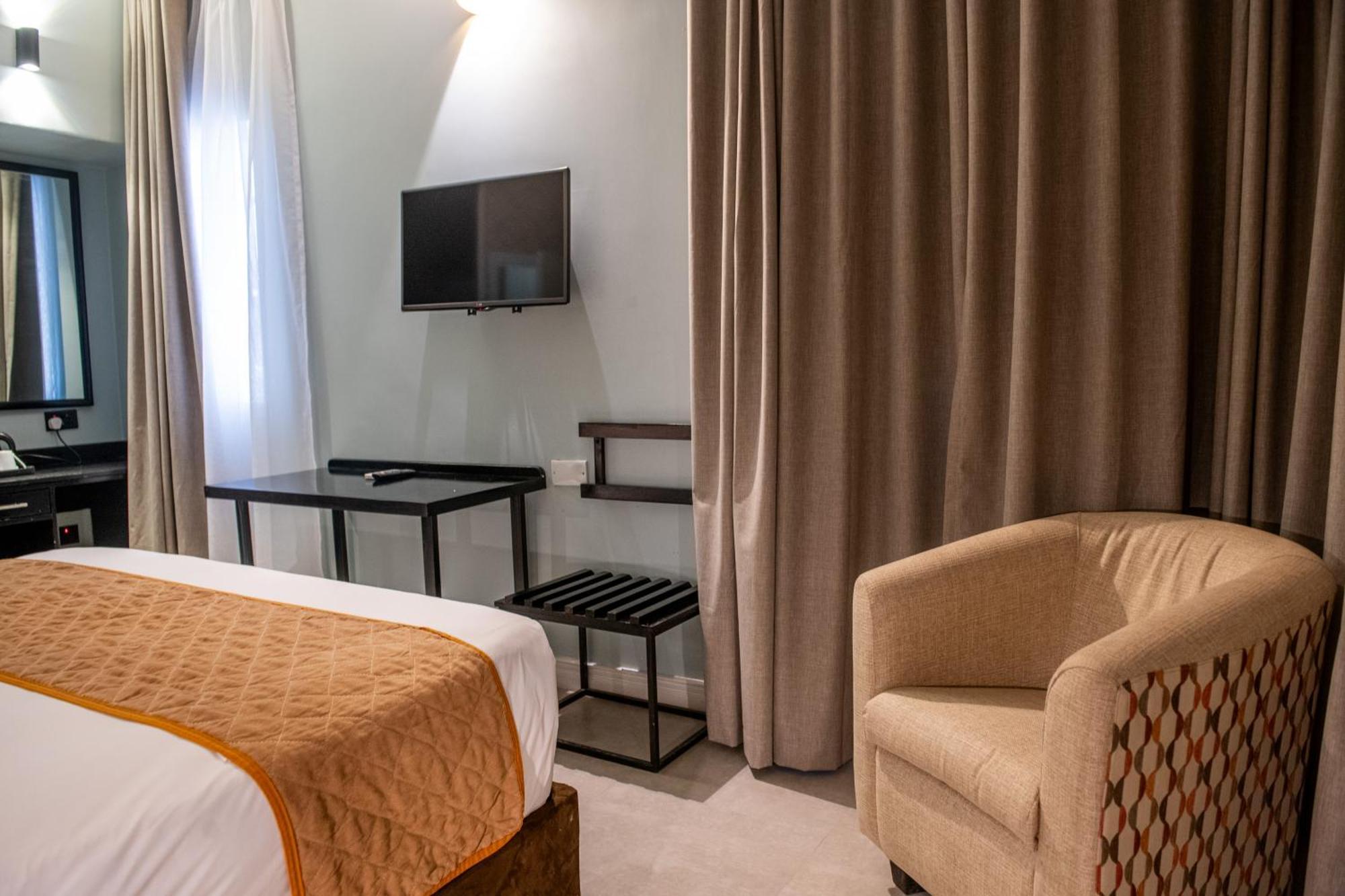 New Ambassador Hotel Harare Extérieur photo