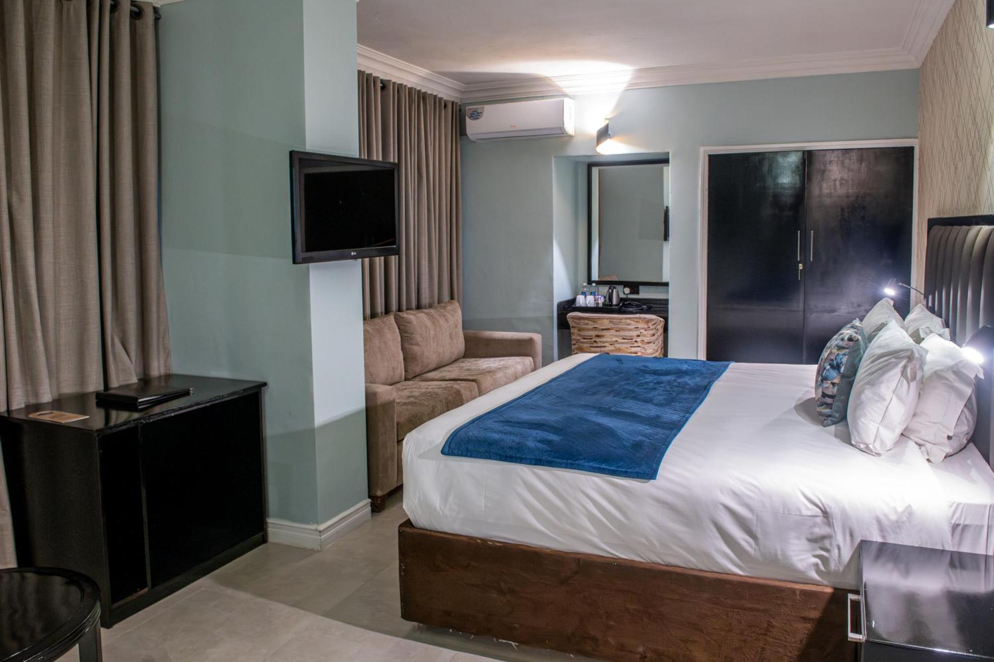 New Ambassador Hotel Harare Extérieur photo