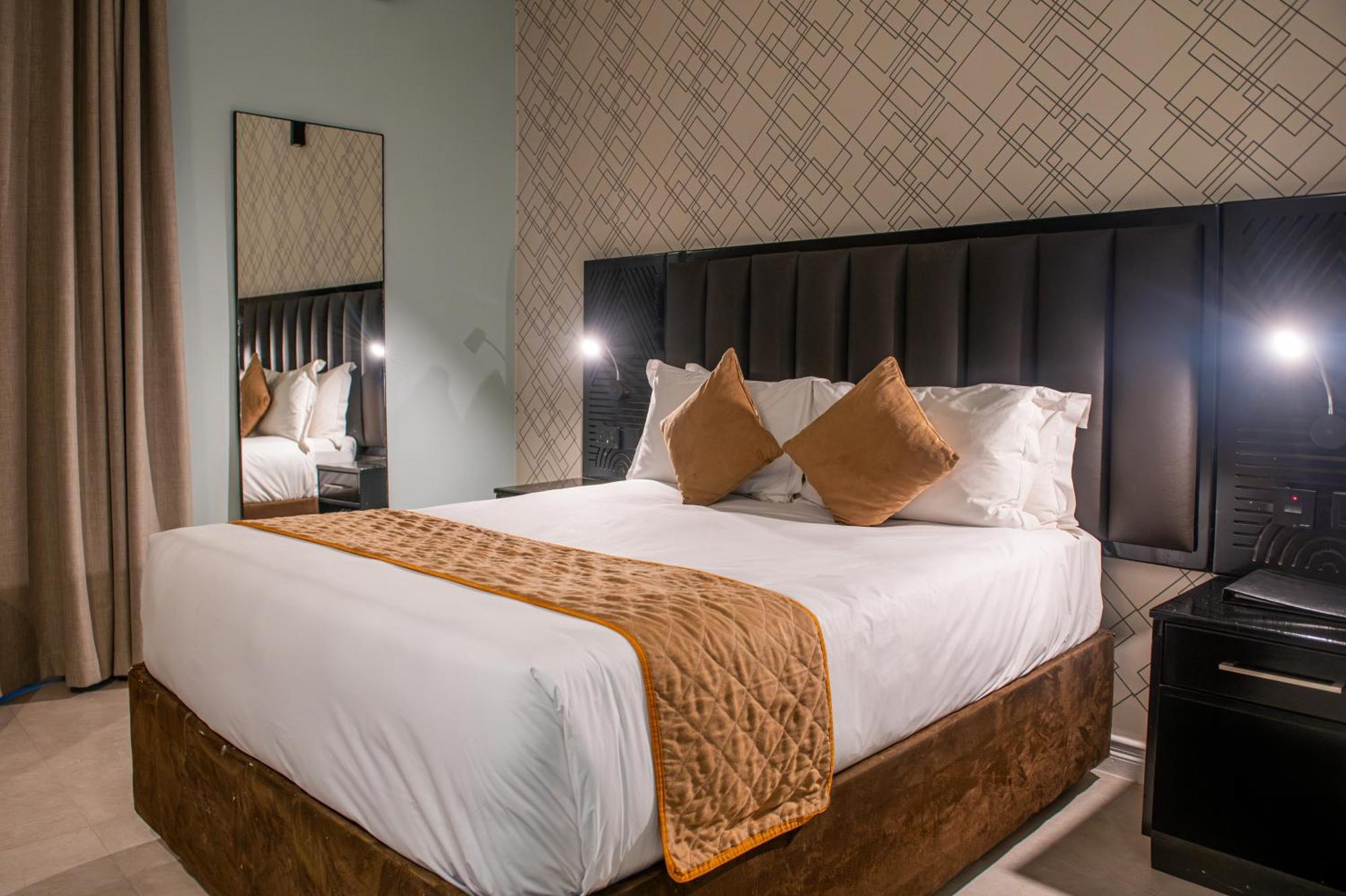 New Ambassador Hotel Harare Extérieur photo