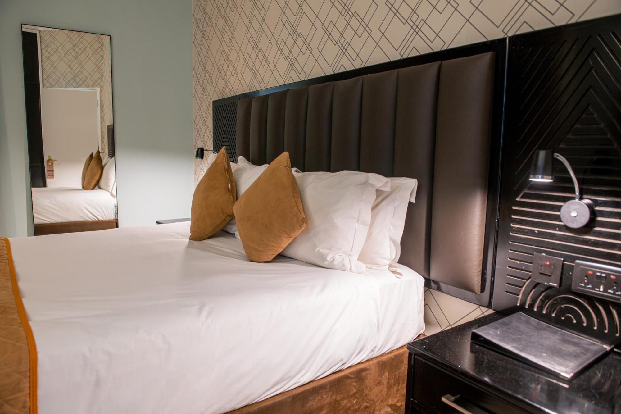 New Ambassador Hotel Harare Extérieur photo