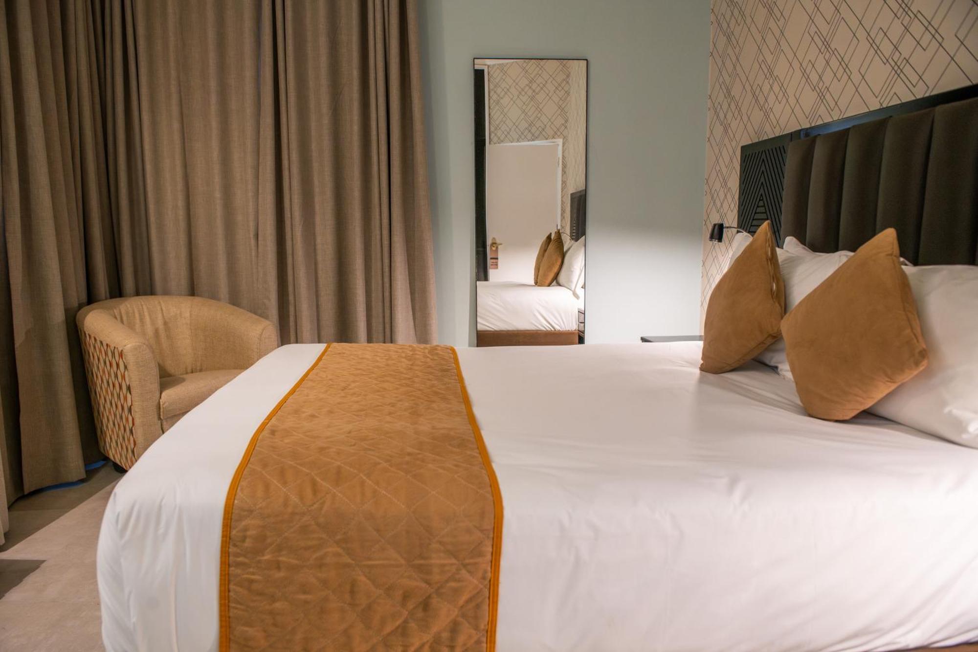 New Ambassador Hotel Harare Extérieur photo