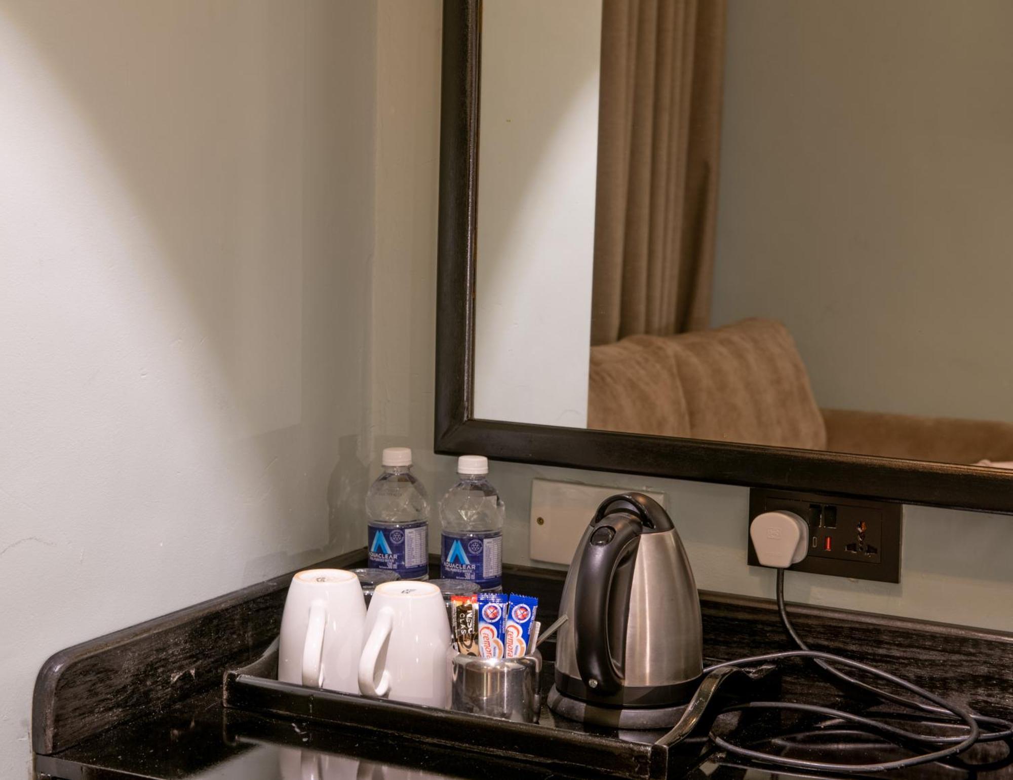 New Ambassador Hotel Harare Extérieur photo