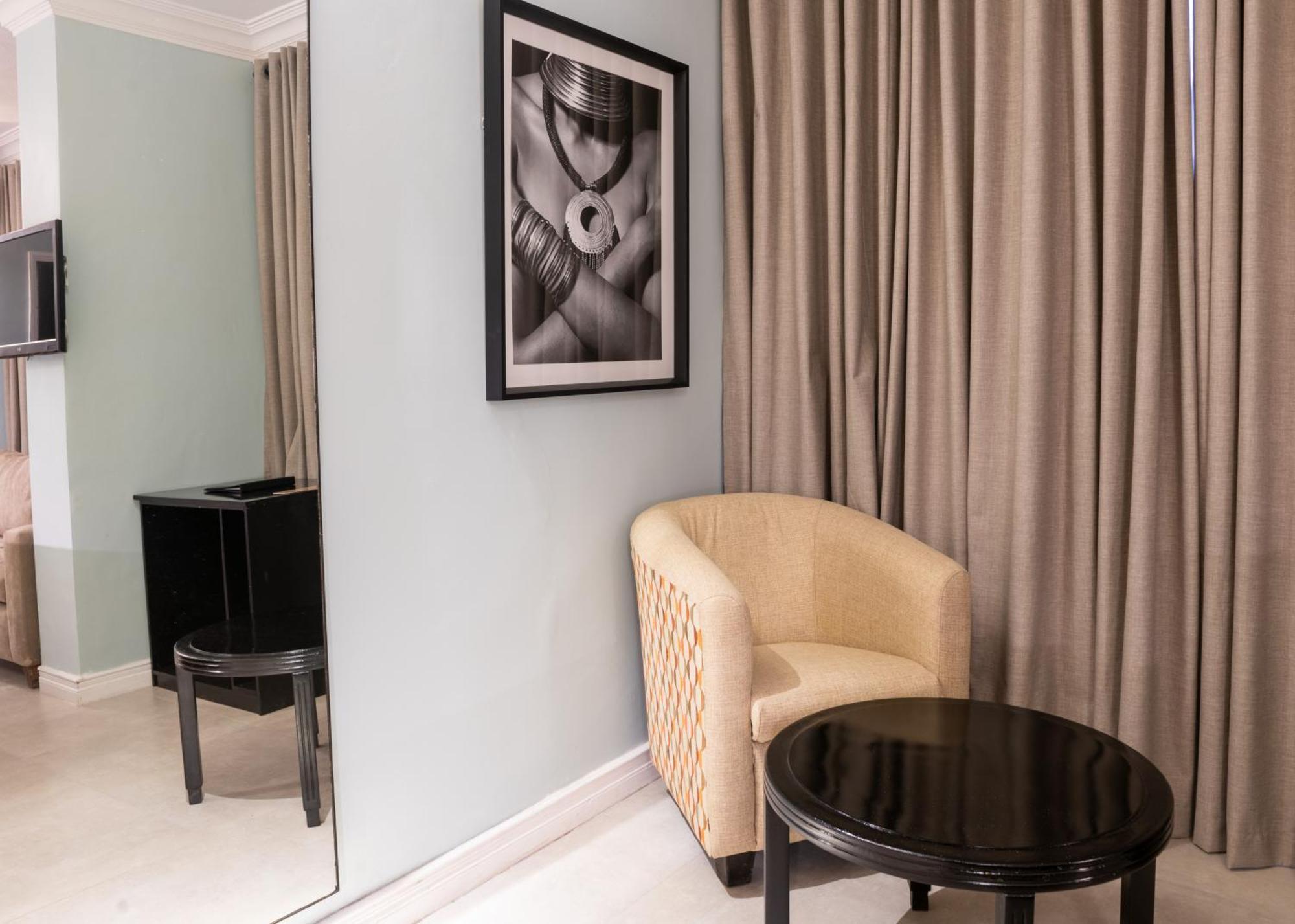 New Ambassador Hotel Harare Extérieur photo